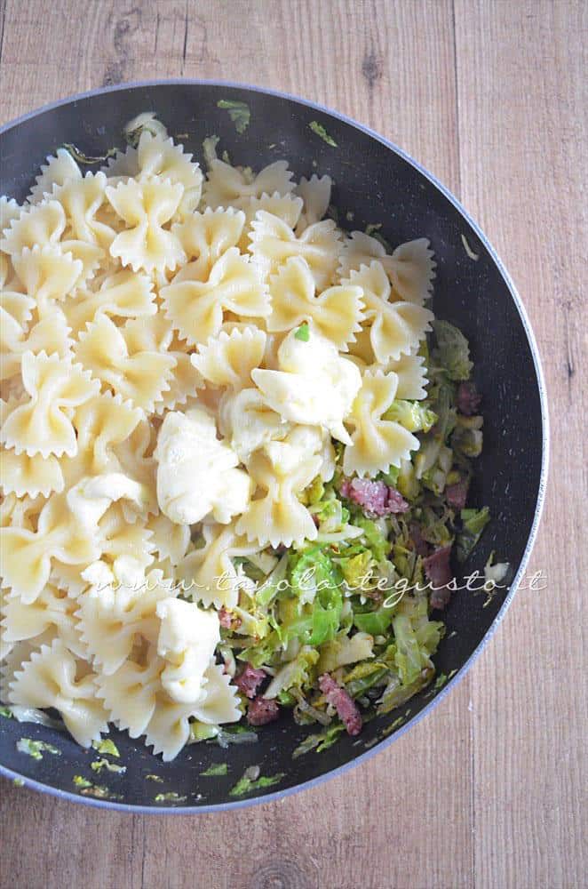 Aggiungere Pasta e Brie in padella con i Cavolini - Ricetta Pasta con Cavolini di Bruxelles, Salame e Brie Aggiungere Pasta e Brie in padella con i Cavolini - Ricetta Pasta con Cavolini di Bruxelles, Salame e Brie