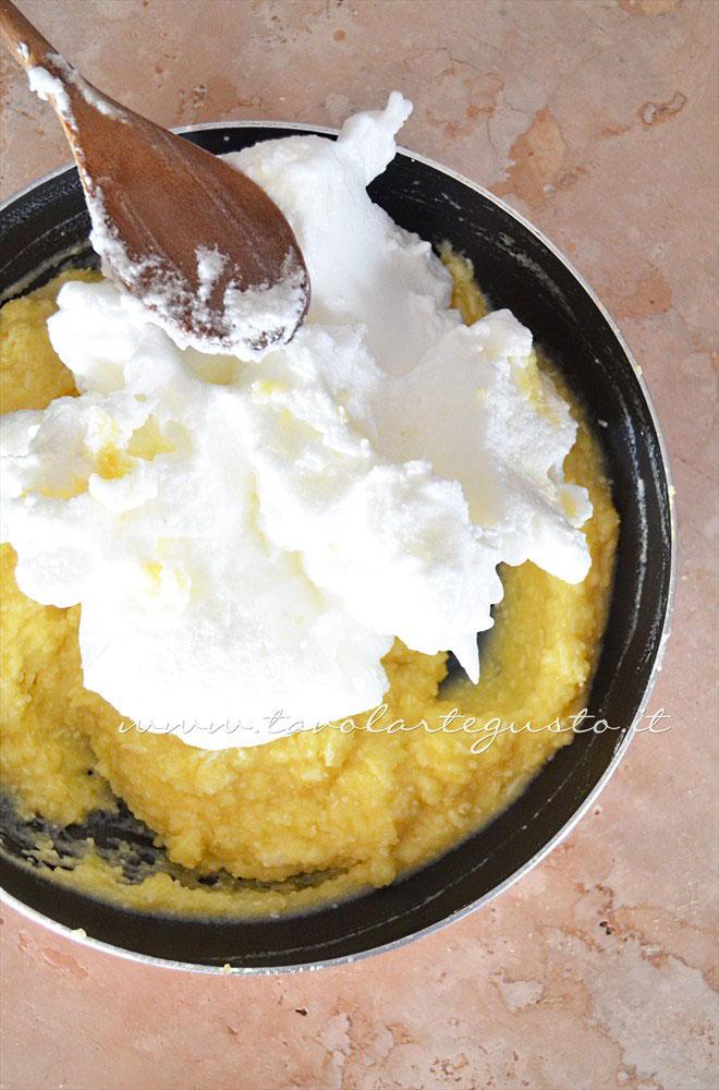 Aggiungere gli albumi montati a neve-Ricetta Sformatini di patate con funghi Aggiungere gli albumi montati a neve-Ricetta Sformatini di patate con funghi