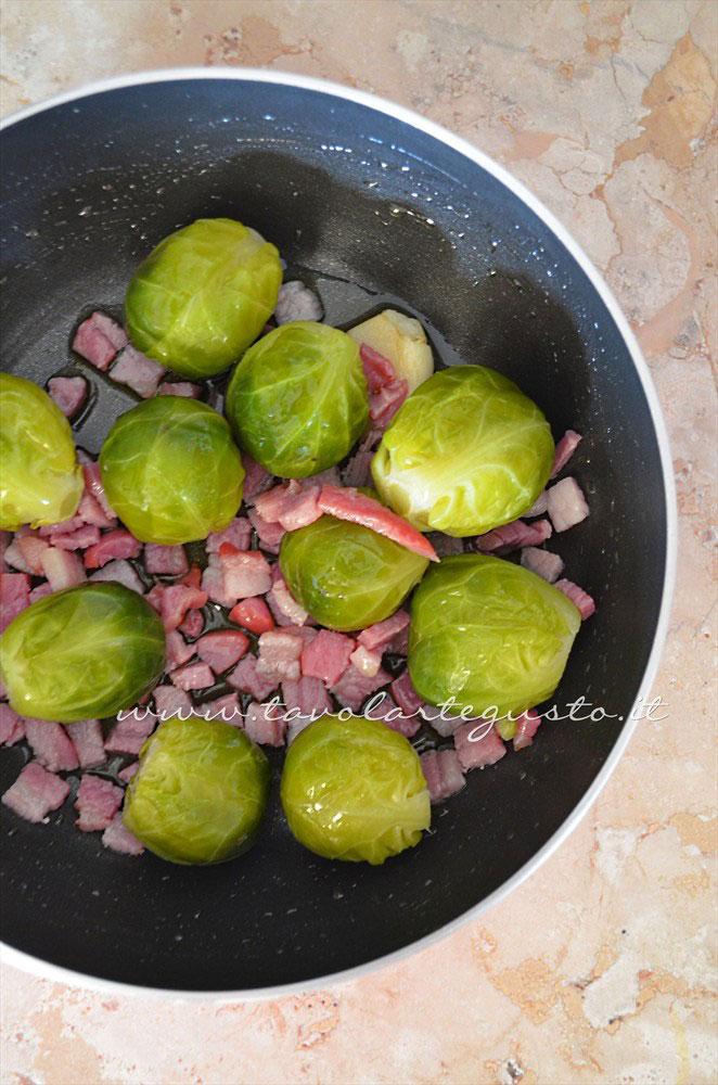 Aggiungere i Cavoletti in padella - Ricetta Cavoletti di Bruxelles in padella Aggiungere i Cavoletti in padella - Ricetta Cavoletti di Bruxelles in padella