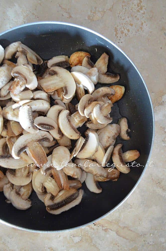 Aggiungere i funghi in padella con aglio soffritto - Ricetta Sformatini di patate con funghi Aggiungere i funghi in padella con aglio soffritto - Ricetta Sformatini di patate con funghi