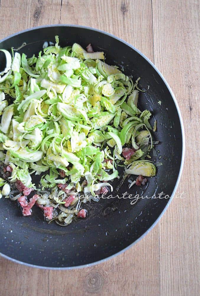 Aggiungere in padella i Cavolini - Ricetta Pasta con Cavolini di Bruxelles, Salame e Brie Aggiungere in padella i Cavolini - Ricetta Pasta con Cavolini di Bruxelles, Salame e Brie