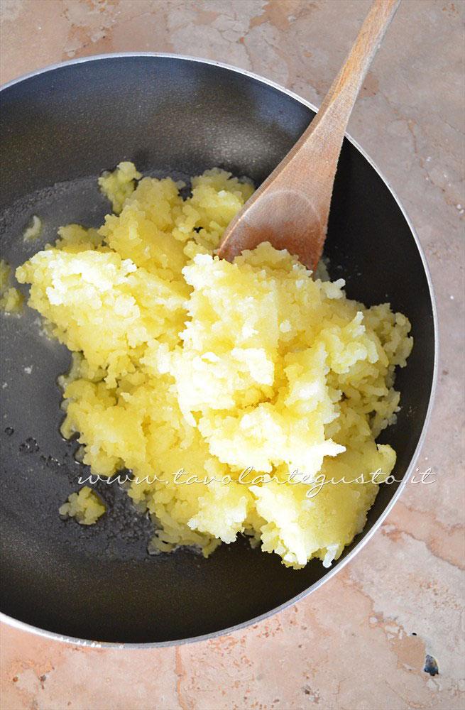 Aggiungere la pure di patate in padella con il burro - Ricetta Sformatini di patate con funghi Aggiungere la pure di patate in padella con il burro - Ricetta Sformatini di patate con funghi