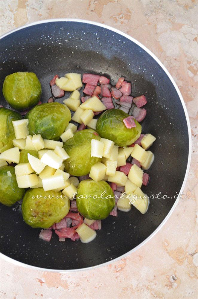 Aggiungere la scamorza - Ricetta Cavoletti di Bruxelles in padella Aggiungere la scamorza - Ricetta Cavoletti di Bruxelles in padella