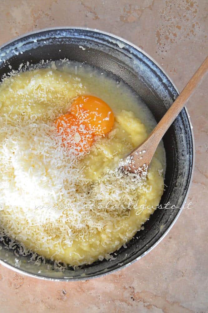Aggiungere le uova e il parmigiano - Ricetta Sformatini di patate con funghi Aggiungere le uova e il parmigiano - Ricetta Sformatini di patate con funghi