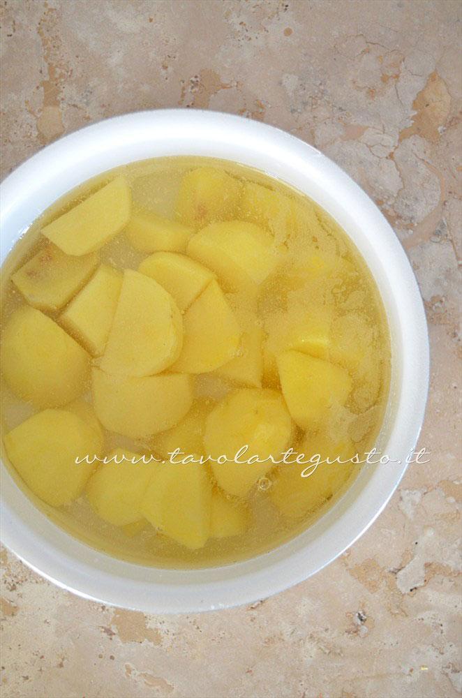 Bollire le patate - Ricetta Sformatini di patate con funghi Bollire le patate - Ricetta Sformatini di patate con funghi