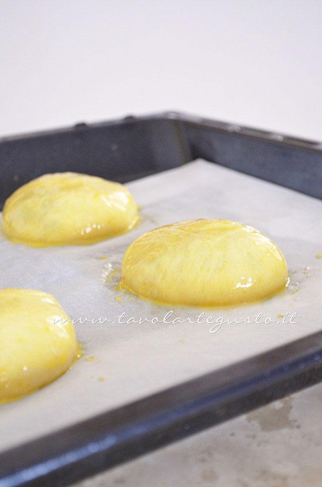 Brioche ripiena dopo la ievitazione - Ricetta Brioches ripiene Brioche ripiena dopo la ievitazione - Ricetta Brioches ripiene