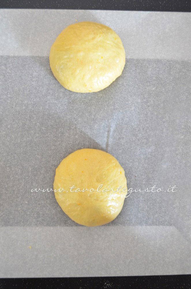 Brioche ripiena dopo la pirlatura in teglia - Ricetta Brioches ripiene Brioche ripiena dopo la pirlatura in teglia - Ricetta Brioches ripiene