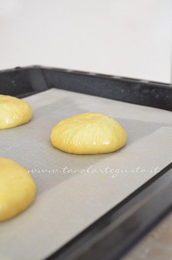 Brioche ripiene prima della lievitazione - Ricetta Brioches ripiene Brioche ripiene prima della lievitazione - Ricetta Brioches ripiene