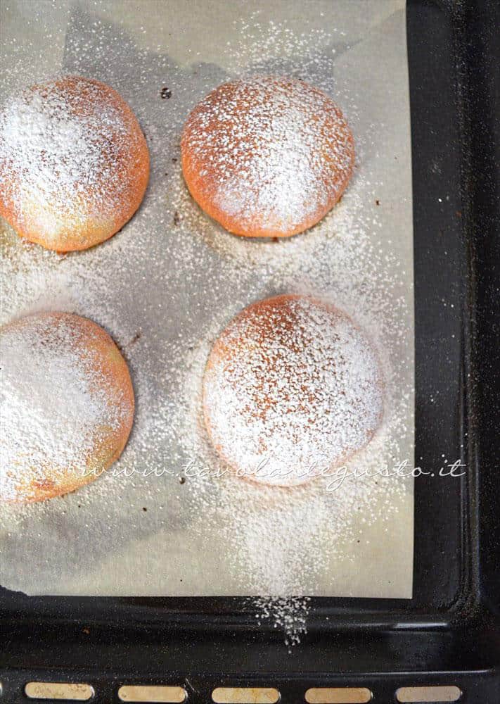 Brioches ripiene spolverizzate di zucchero a velo - Ricetta Brioches ripiene Brioches ripiene spolverizzate di zucchero a velo - Ricetta Brioches ripiene