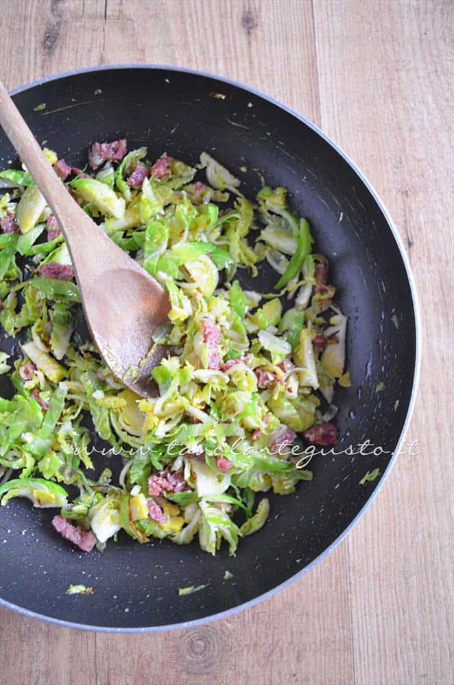 Cavolini di Bruxelles con salame - Ricetta Pasta con Cavolini di Bruxelles, Salame e Brie Cavolini di Bruxelles con salame - Ricetta Pasta con Cavolini di Bruxelles, Salame e Brie