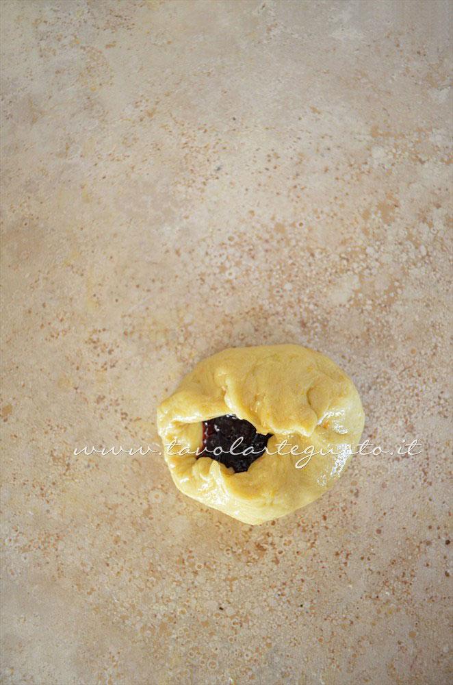 Chiudere la brioche - Ricetta Brioches ripiene Chiudere la brioche - Ricetta Brioches ripiene