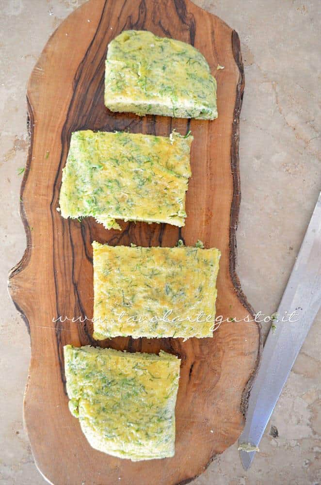Dividere la frittata in 4 parti - Ricetta Frittata light al finocchietto Dividere la frittata in 4 parti - Ricetta Frittata light al finocchietto