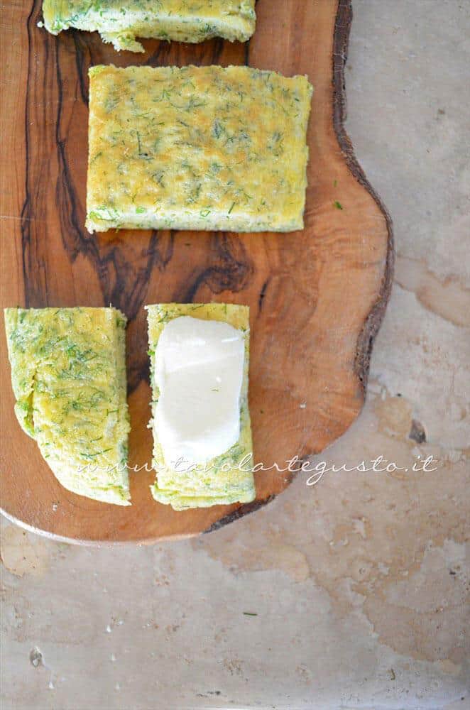 Dividere ogni pezzo in due - Ricetta Frittata light al finocchietto Dividere ogni pezzo in due - Ricetta Frittata light al finocchietto