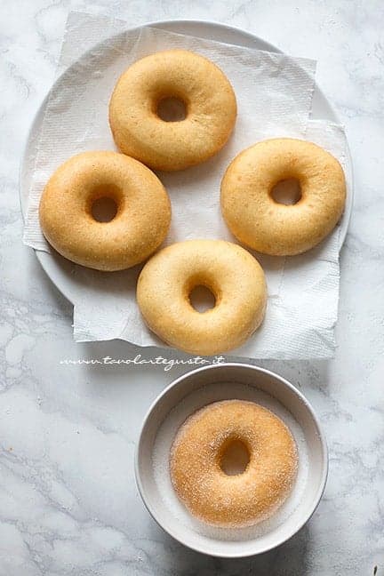 Friggere le Graffe senza patate e ripassarle nello zucchero - Ricetta Graffe senza patate