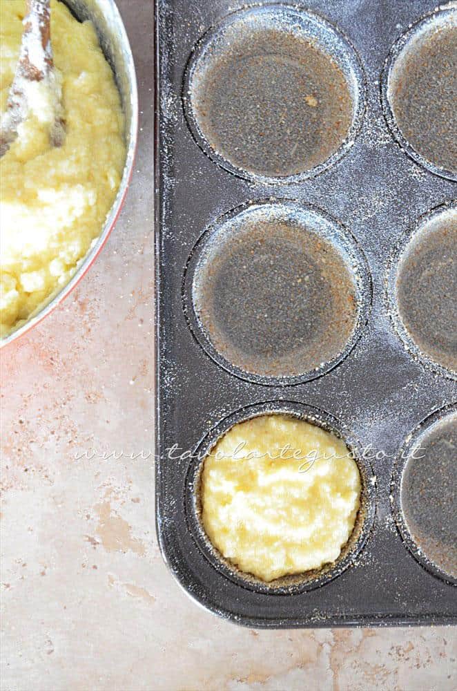 Riempire gli stampini con il composto - Ricetta Sformatini di patate con funghi Riempire gli stampini con il composto - Ricetta Sformatini di patate con funghi