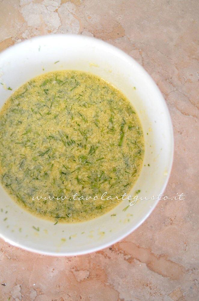 Sbattere le uova e unire finocchietto - Ricetta Frittata light al finocchietto Sbattere le uova e unire finocchietto - Ricetta Frittata light al finocchietto