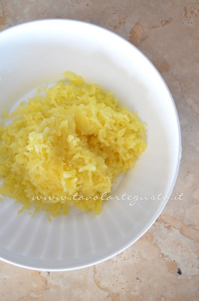 Sciacciare le patate con lo schiaccia patate - Ricetta Sformatini di patate con funghi Sciacciare le patate con lo schiaccia patate - Ricetta Sformatini di patate con funghi
