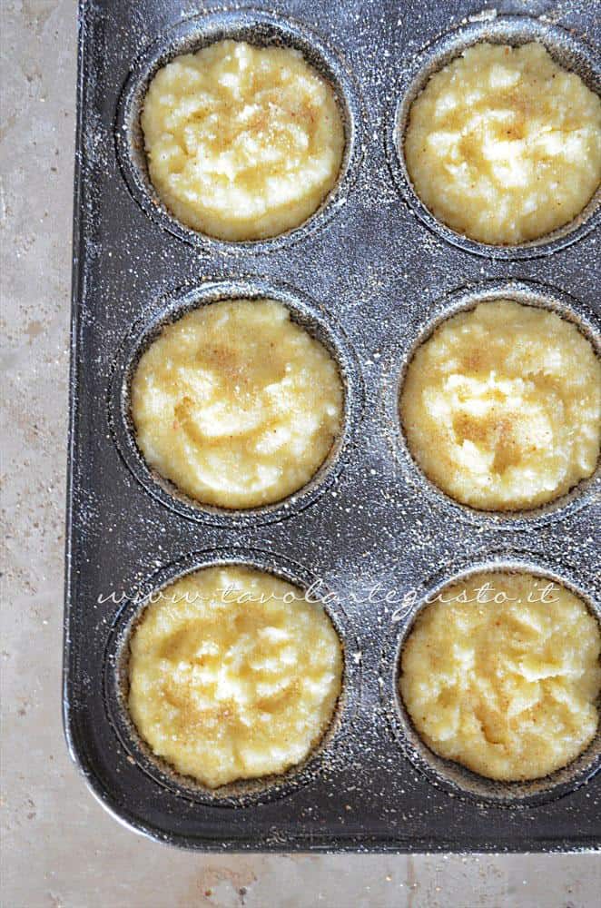 Sformatini pronti per essere infornati - Ricetta Sformatini di patate con funghi Sformatini pronti per essere infornati - Ricetta Sformatini di patate con funghi
