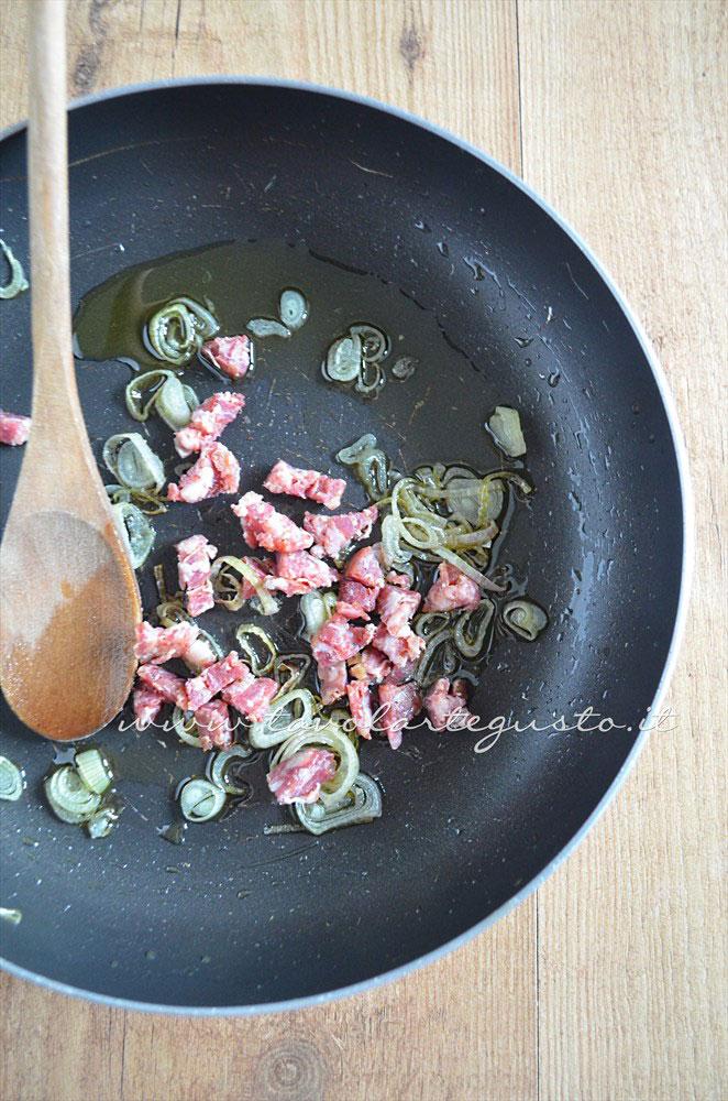 Soffriggere salame e scalogno - Ricetta Pasta con Cavolini di Bruxelles, Salame e Brie Soffriggere salame e scalogno - Ricetta Pasta con Cavolini di Bruxelles, Salame e Brie