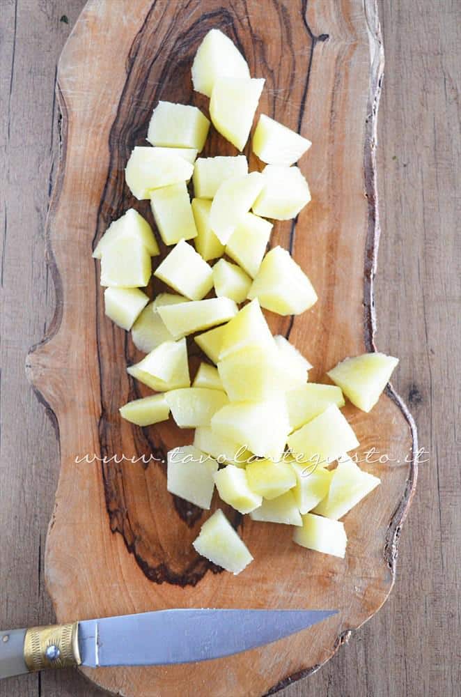 Tagliare a pezzettini le patate - Ricetta Vellutata di bietole con scamorza affumicata
