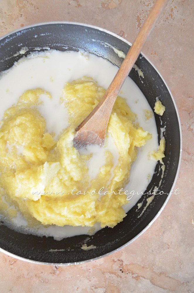 Unire il latte -Ricetta Sformatini di patate con funghi Unire il latte -Ricetta Sformatini di patate con funghi
