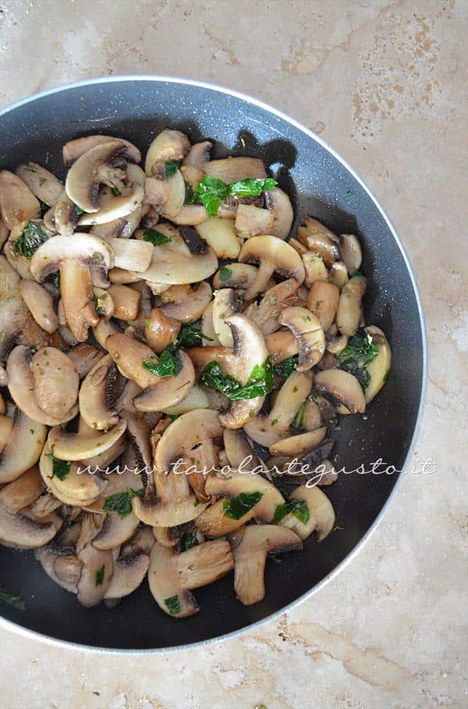 Unire sale, pepe e prezzemolo ai funghi - Ricetta Sformatini di patate con funghi Unire sale, pepe e prezzemolo ai funghi - Ricetta Sformatini di patate con funghi