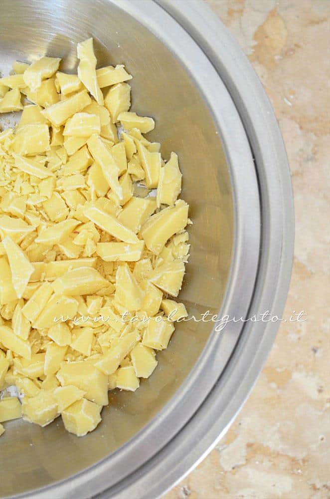 Cioccolato tritato nel bagnomaria - Ricetta Cioccolatini Ripieni Cioccolato tritato nel bagnomaria - Ricetta Cioccolatini Ripieni