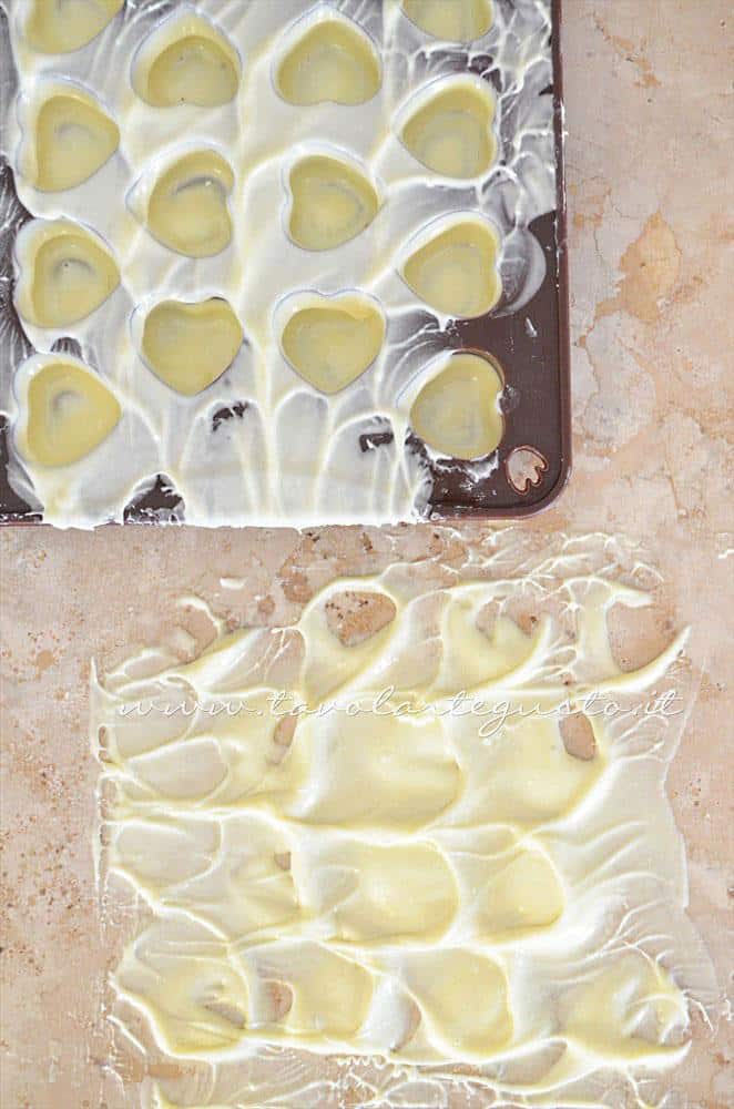 Far uscire il cioccolato in eccesso dagli stampi - Ricetta Cioccolatini Ripieni Far uscire il cioccolato in eccesso dagli stampi - Ricetta Cioccolatini Ripieni