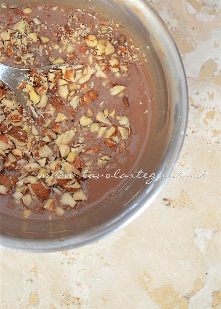 Ganache Kinder e nocciole 2 - Ricetta Cioccolatini Ripieni Ganache Kinder e nocciole 2 - Ricetta Cioccolatini Ripieni