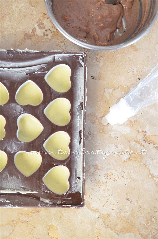 Preparare la sac a poche per riempire i cioccolatini - Ricetta Cioccolatini Ripieni Preparare la sac a poche per riempire i cioccolatini - Ricetta Cioccolatini Ripieni