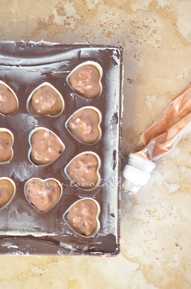 Riempire i gusci con la Ganache - Ricetta Cioccolatini Ripieni Riempire i gusci con la Ganache - Ricetta Cioccolatini Ripieni