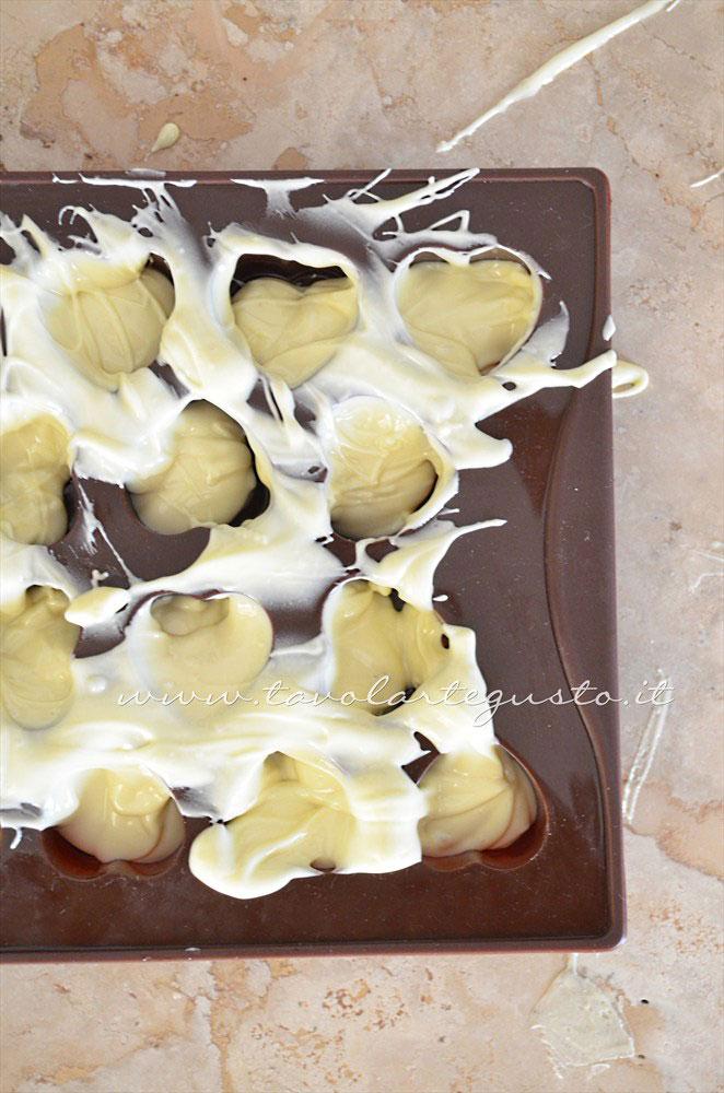 Versare il cioccolato negli stampi - Ricetta Cioccolatini Ripieni Versare il cioccolato negli stampi - Ricetta Cioccolatini Ripieni
