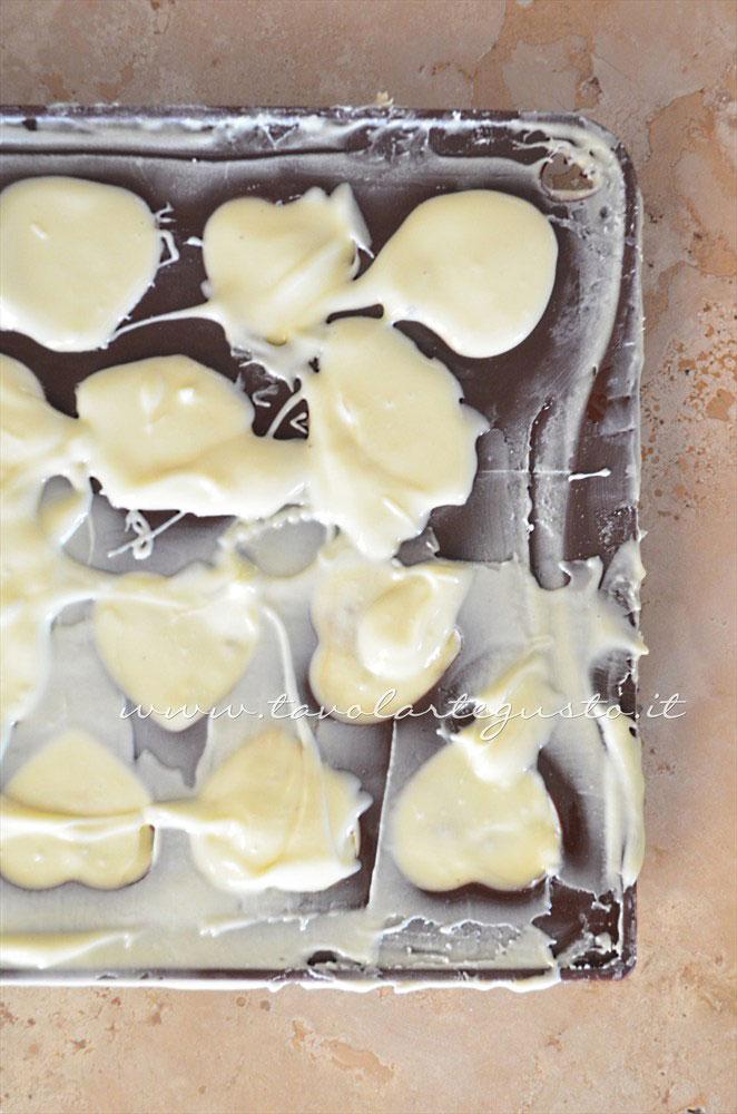 Versare il cioccolato per la chiusura - Ricetta Cioccolatini Ripieni Versare il cioccolato per la chiusura - Ricetta Cioccolatini Ripieni