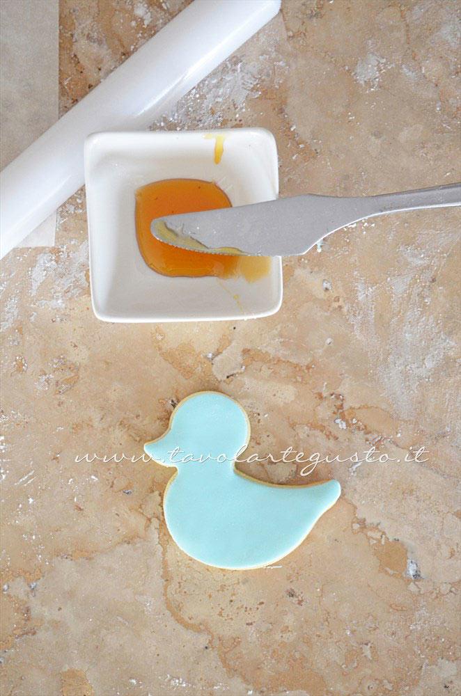 Adagiare il pulcino in pasta di zucchero sul biscotto - Ricetta Biscotti di Pasqua Pulcini decorati in Pasta di Zucchero dagiare il pulcino in pasta di zucchero sul biscotto - Ricetta Biscotti di Pasqua Pulcini decorati in Pasta di Zucchero