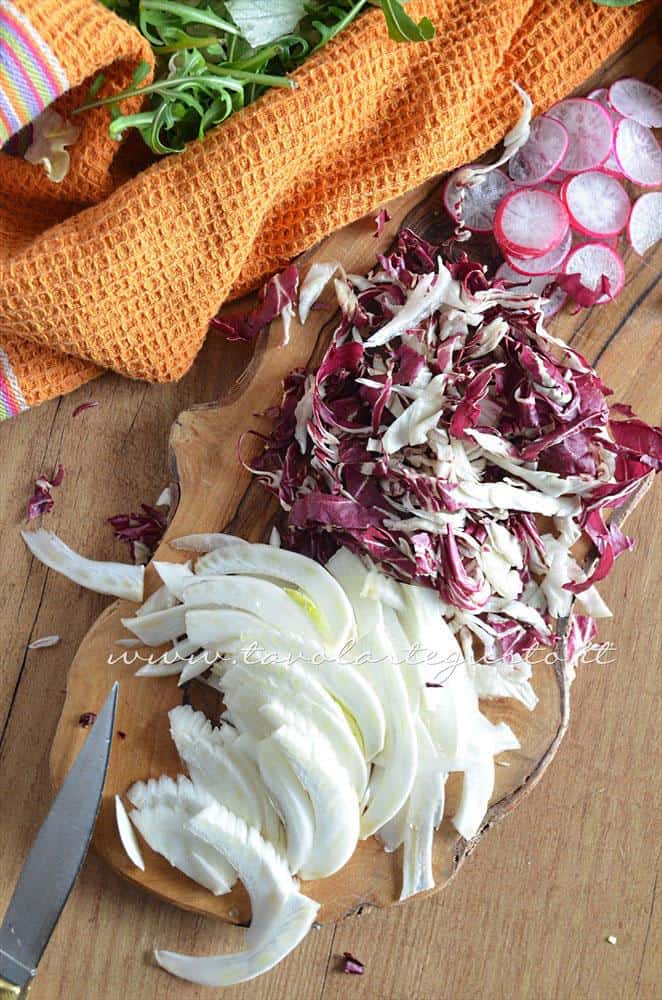 Affettare i finocchi e il radicchio - Ricetta Insalata di frutta e verdura Affettare i finocchi e il radicchio - Ricetta Insalata di frutta e verdura