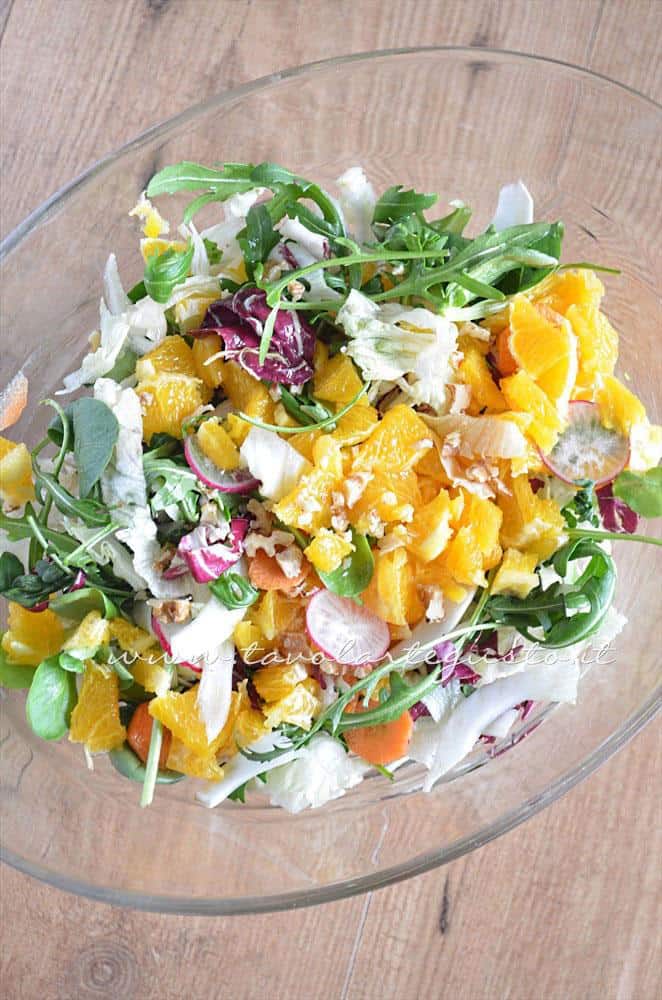 Aggiungere la granella di noci - Ricetta Insalata di frutta e verdura Aggiungere la granella di noci - Ricetta Insalata di frutta e verdura