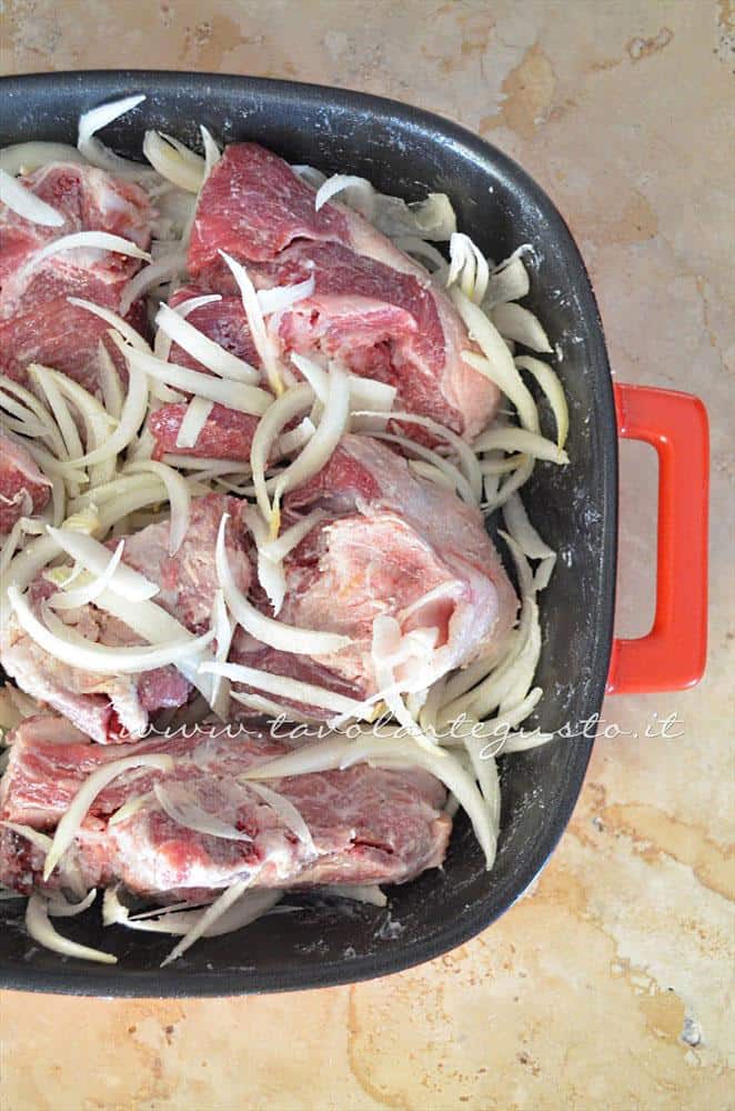 Aggiungere le cipolle affettate - Ricetta Agnello al forno con patate