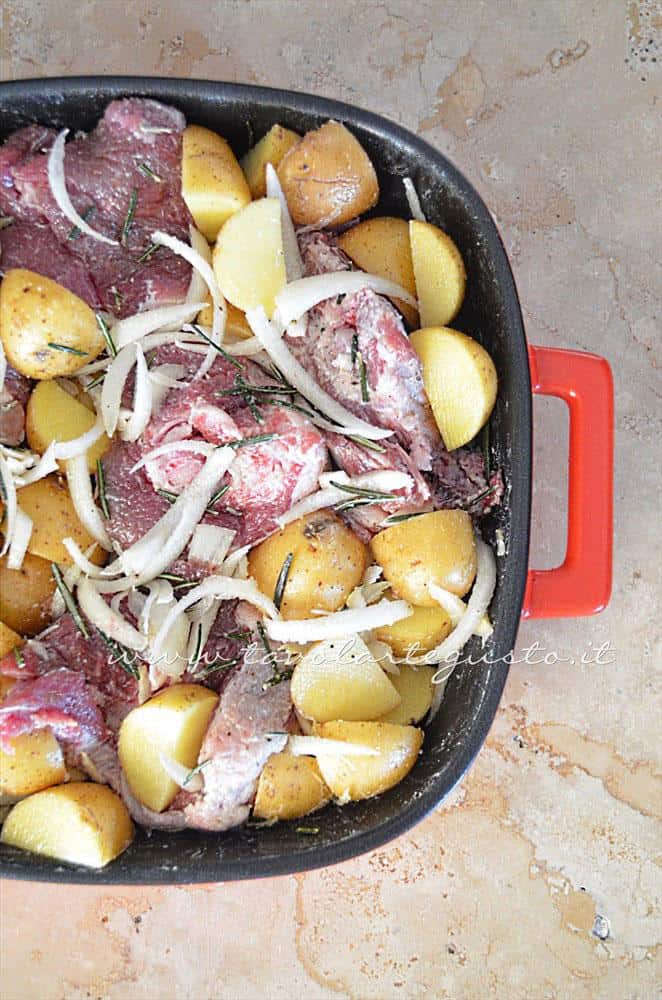 Aggiungere le patate novelle in teglia - Ricetta Agnello al forno con patate