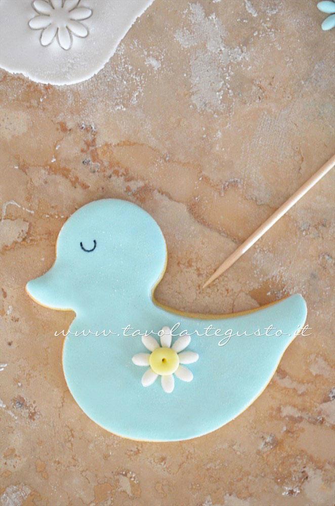 Assemblare i fiorellini sul pulcino - Ricetta Biscotti di Pasqua Pulcini decorati in Pasta di Zucchero Assemblare i fiorellini sul pulcino - Ricetta Biscotti di Pasqua Pulcini decorati in Pasta di Zucchero