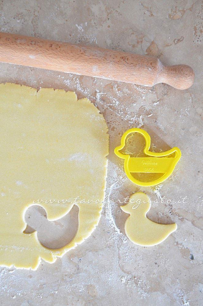 Intagliare i pulcini - Ricetta Biscotti di Pasqua Pulcini decorati in Pasta di Zucchero Intagliare i pulcini - Ricetta Biscotti di Pasqua Pulcini decorati in Pasta di Zucchero