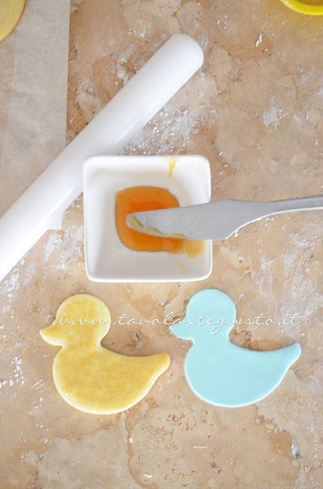 Intagliare la sfoglia di Pasta di zucchero realizzando i pulcini - Ricetta Biscotti di Pasqua Pulcini decorati in Pasta di Zucchero Intagliare la sfoglia di Pasta di zucchero realizzando i pulcini - Ricetta Biscotti di Pasqua Pulcini decorati in Pasta di Zucchero