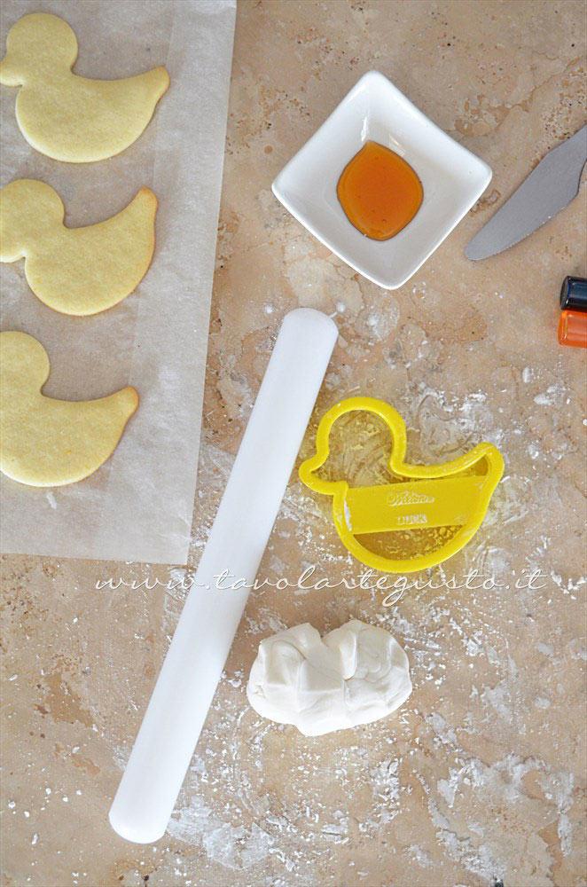 Preparare l'occorrente per decorare - Ricetta Biscotti di Pasqua Pulcini decorati in Pasta di Zucchero Preparare l'occorrente per decorare - Ricetta Biscotti di Pasqua Pulcini decorati in Pasta di Zucchero
