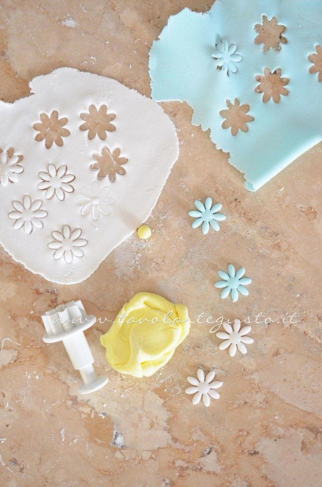 Realizzare fioriellini in pasta di zucchero - Ricetta Biscotti di Pasqua Pulcini decorati in Pasta di Zucchero Realizzare fioriellini in pasta di zucchero - Ricetta Biscotti di Pasqua Pulcini decorati in Pasta di Zucchero