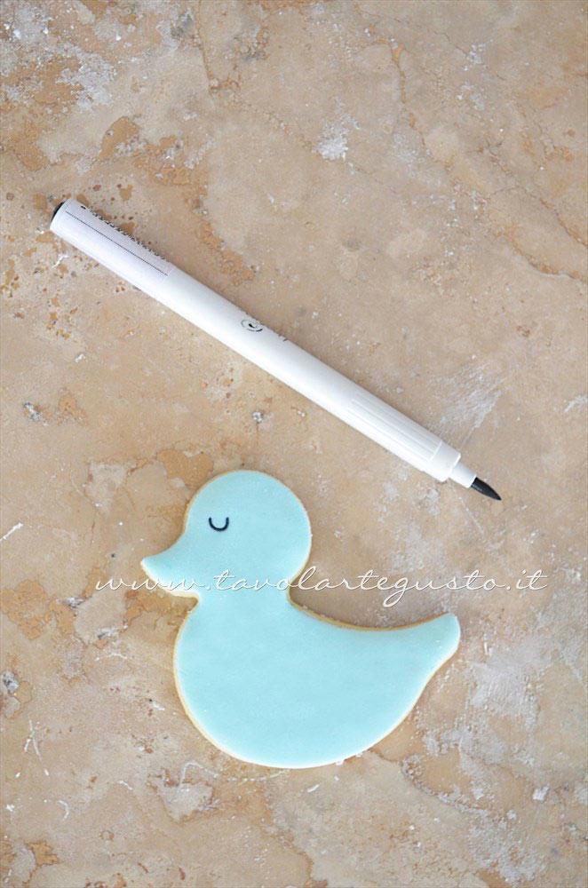 Realizzare gli occhi con la penna alimentare - Ricetta Biscotti di Pasqua Pulcini decorati in Pasta di Zucchero Realizzare gli occhi con la penna alimentare - Ricetta Biscotti di Pasqua Pulcini decorati in Pasta di Zucchero