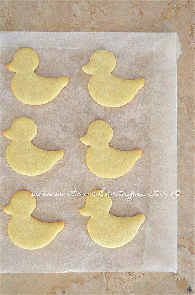 Sformare i pulcini e lasciate raffreddare - Ricetta Biscotti di Pasqua Pulcini decorati in Pasta di Zucchero Sformare i pulcini e lasciate raffreddare - Ricetta Biscotti di Pasqua Pulcini decorati in Pasta di Zucchero