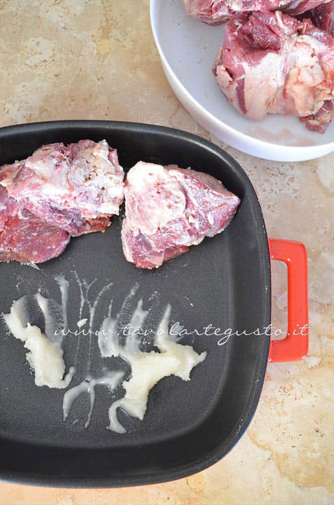 Spalmare la sugna sulla carne - Ricetta Agnello al forno con patate