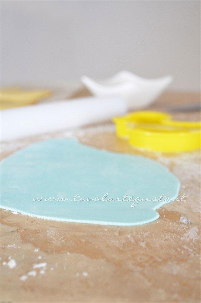 Stendere la Pasta di zucchero - Ricetta Biscotti di Pasqua Pulcini decorati in Pasta di Zucchero Stendere la Pasta di zucchero - Ricetta Biscotti di Pasqua Pulcini decorati in Pasta di Zucchero