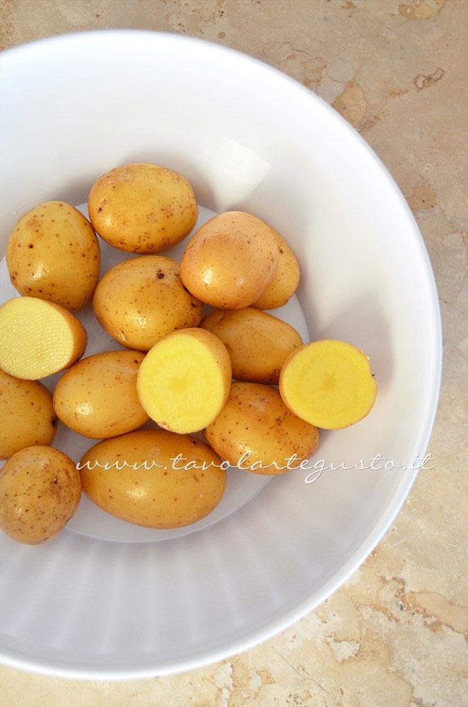 Tagliare le patate novelle - Ricetta Agnello al forno con patate