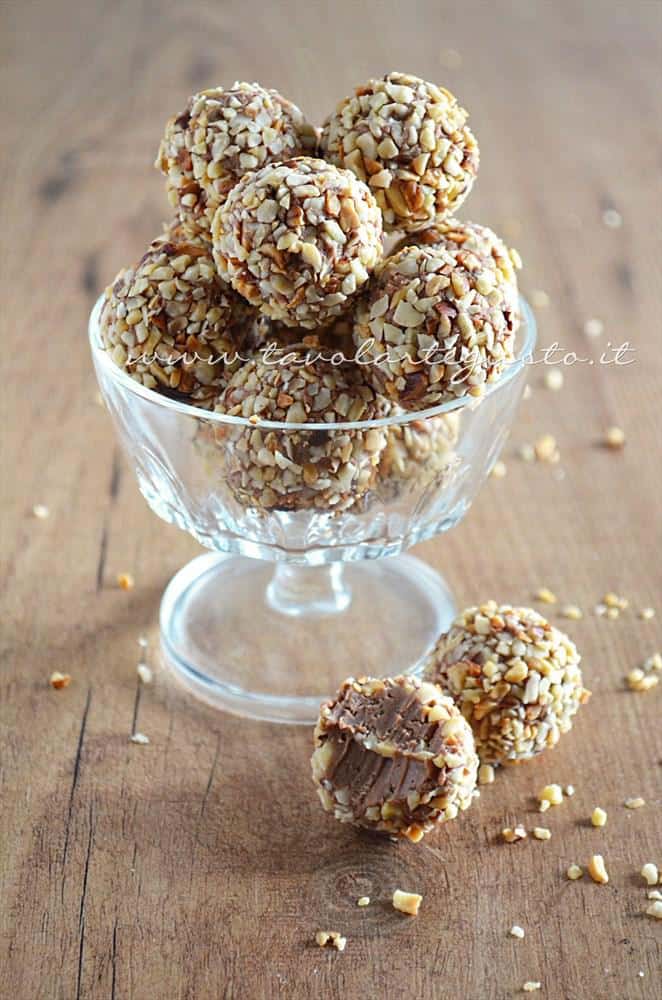 Tartufi al cioccolato al latte e nocciole - Ricetta Tartufi al cioccolato al latte Tartufi al cioccolato al latte e nocciole - Ricetta Tartufi al cioccolato al latte