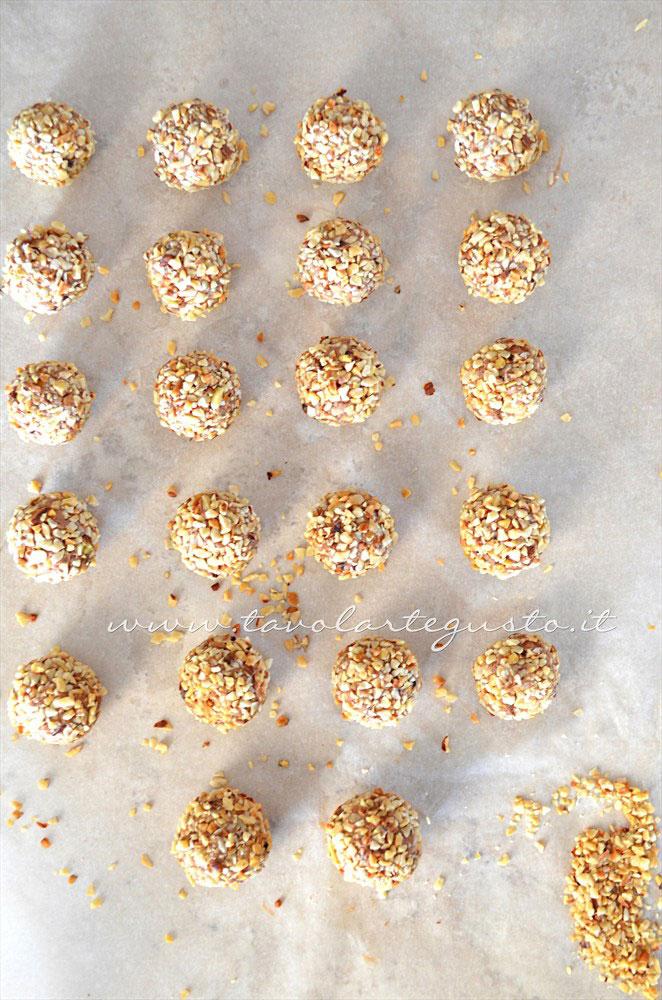 Tartufi al cioccolato pronti da porri in frigo - Ricetta Tartufi al cioccolato al latte e nocciole Tartufi al cioccolato pronti da porri in frigo - Ricetta Tartufi al cioccolato al latte e nocciole